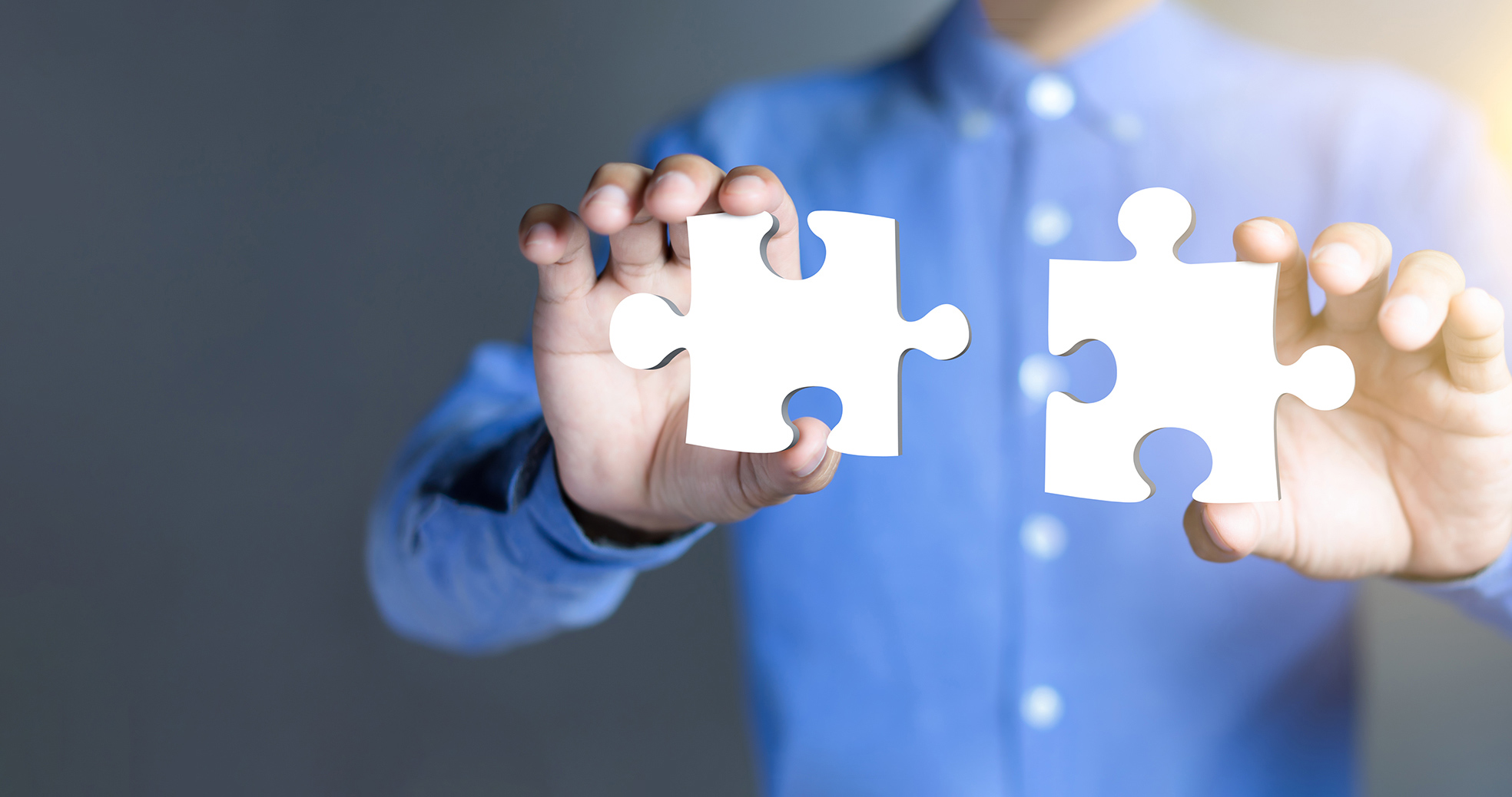 Businessmanhandsconnectingpuzzlepieces_1968_1038_mobiles