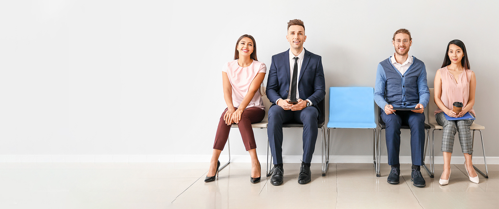 Youngpeoplewaitingforjobinterviewindoors_blau_1741_731_mobiles